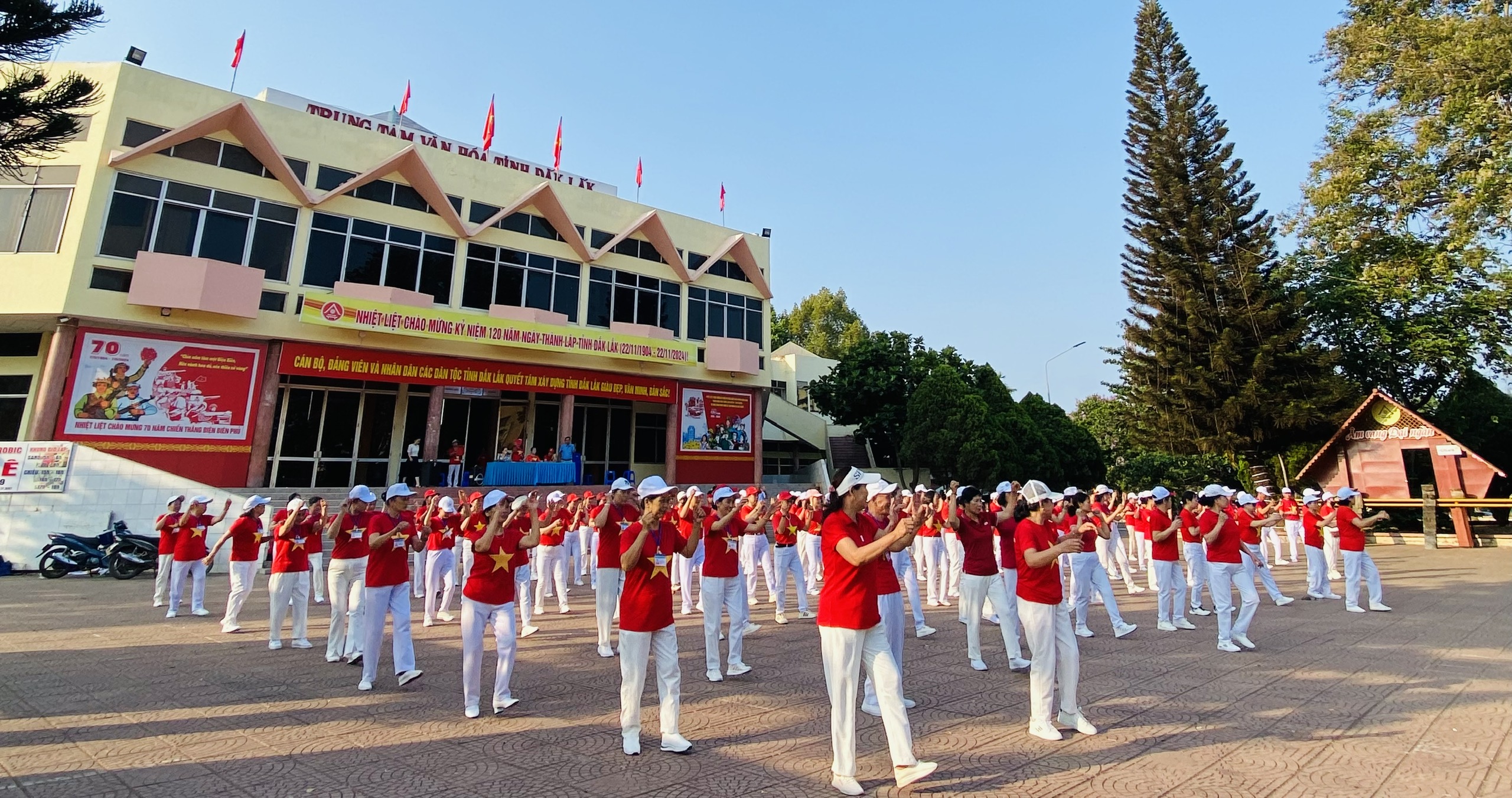 CLB Thể dục Dưỡng sinh tổ chức chương trình sinh hoạt, giao lưu đồng diễn thể dục dưỡng sinh